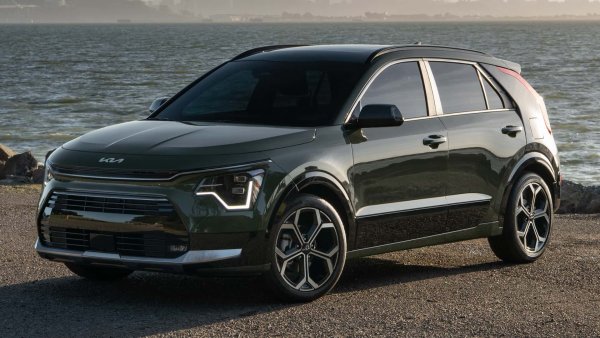 Пробег с един резервоар - 946 км

Базова цена - 26 940 долара

Формата на субкомпактен SUV не бива да ви заблуждана - Kia Niro е невероятно пестелив хибрид, който постига разход от 4,43 л/100 км в нива на оборудване LX, EX или SX. Версиите EX Touring и SX Touring харчат малко повече - 4,81 л/100 км смесено, най-вече защото ка на 18-цолови джанти

