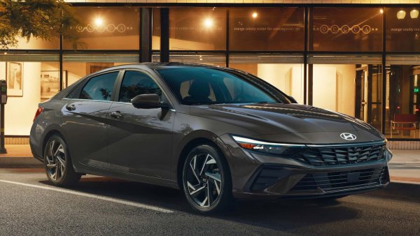 Пробег с един резервоар - 1078 км

Базова цена - 26 250 долара

Hyundai Elantra Hybrid всъщност бие Toyota Prius по отношение на икономията на гориво по магистралата, като постига 4,05 л/100 км. Както при Prius, хибридната Elantra предлага най-добрата икономия на гориво в базовия си модел Blue, докато моделите с високи спецификации Limited харчат повече - 4,7 л/100 км.
