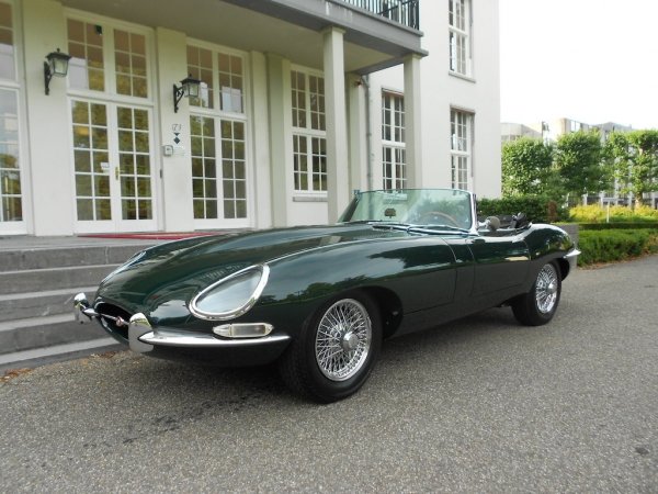 Няма единна теза как точно се е появило британското състезателно зелено, но се смята, че това е станало в първото десетилетие на XX век. След това този цвят е популяризиран от Jaguar, Benley и Aston Martin и състезателните им тимове.