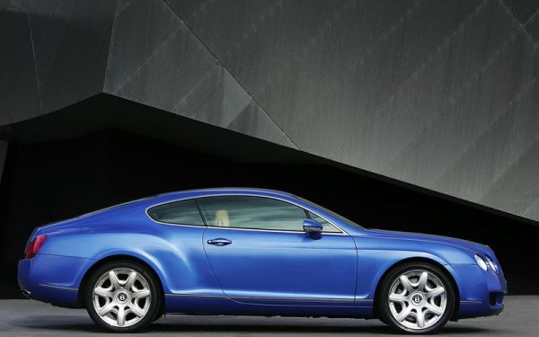 За три поколение Bentley Continental GT не се е променила кой знае колко, като това, разбира се, се отнася за стила, който предлага тази кола. Тя излезе още през 2003 година, но продължава да изглежда много свежо. И тъй като със сигурност е била собственост на богати хора, за нея вероятно са полагани и отлични грижи.

Все пак потърсете признаци на износена кожа в салона. Този модел има проблем и с дефектни бобини, а ако забележете всякакви признаци на дим от отработените газове, е добре да избягате, тъй като ремонтът на главата и поставянето на нови уплътнения е адски скъп.