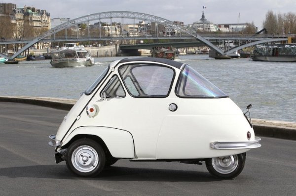 Този двуместен автомобил се задвижва от IsoMoto 200, като интересното е, че името на автомобила е избрано от името на двигателя. Създателите, италиански инженери от Velam, правят и уникален дизайн, който позволява на водача да превозва и пътник със себе си. В колата се влиза през врата отпред. За покрив е използван мек материал, а конструкцията е обмислена по такъв начин, че при повреда на „входната врата“ да е лесно за пътниците да излязат през покрива.

Заради закръглената форма на корпуса италианците нарекли тази интересна кола "сапунен мехур". Задвижва се от мини-мотор, който генерира около 10 к.с., но дори и с него, Izetta, която е с дължина от 2.3 м и широчина само 1.37 метра може безпроблемно да достига до скорост от 97 км/ч.
