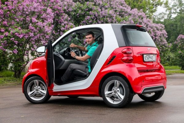 Както е добре известно, това е двуместно превозно средство, но днес тази микрокола се произвежда само като електромобил. Капацитетът на батерията е 17.6 kWh, което според производителя е достатъчно за автономен пробег от 160 километра. Максималната мощност е 82 к.с., а пиковият момент е 60 Нм.

Когато става въпрос за ежедневна пригодност за живеене в големия град, е трудно да се намери по-подходящо превозно средство, тъй като то дава на двама пътници изненадващо много пространство над главата и оставя 260 литра пространство за багаж. 

Припомняме, че Fortwo с 3 врати е по-къс от "големия брат" Forfour с 5 врати - 2.7 м срещу 3.5, но последният може да вземе на борда си до 4 души.
