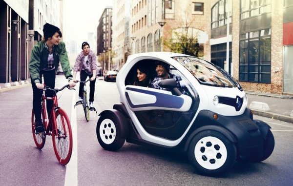 Много хора не мислят за Twizy като за завършена кола. Това е кръстоска между конвенционални автомобили, електрически скутери и веломобили, захранвани от батерии. Но Renault настоява ясно да го идентифицира като „идеалната кола за града“.

Което ни води до действителната и разумна област на приложение на този микроавтомобил. Практичността и запаса на мощност не са достатъчни за дълги пътувания с много багаж, но за градски условия са напълно достатъчни. Производителят по този въпрос дава доста реалистична информация: „реалният пробег с едно зареждане на батерията е около 80 км, при това в изключително градски трафик и около 50 км за междуградско шофиране“.

Двуместно превозно средство  с четири колела тежи повече от 500 кг, като се простира на дължина 2,34 метра, 1,19 на широчина и 1,46 м. на височина. Той предлага места за двама, седнали един зад друг и багажно пространство от 31 литра.


Въпреки липсата на ESP, Twizy се шофира безопасно. Кормилното управление е фино настроено, окачването е умерено меко, возията е прилично твърда, а възстановяването на енергията е едва забележимо. Въпреки липсата на ESP, колата се движи уверено и безопасно. Единственото, което трябва да знаете е, че не трябва да шофирате с него по магистрала, предвид ниската максимална скорост.

