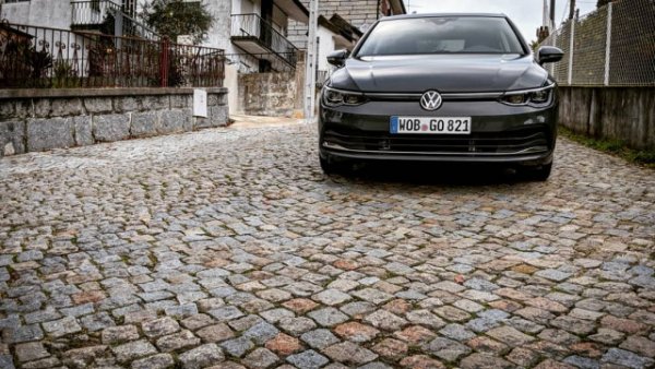 Преди очаквания това лято пазарен дебют на новия GTI, най-пъргавата версия на осмата генерация Golf е тази с 1.5-литровия бензинов турбомотор и 150 конски сили. Тя развива 224 км/ч и струва 44 303 лева по каталог. 
