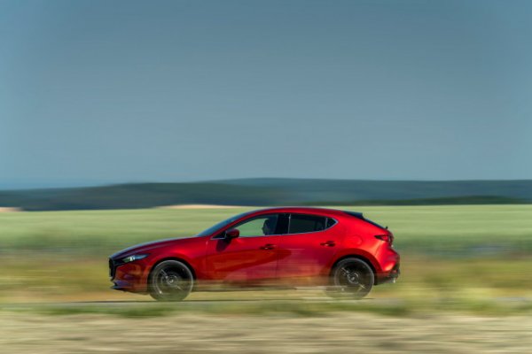 Новата "тройка" се нарежда между бързите коли благодарение на революционния си нов Skyactive-X двигател, който съчетава в себе си предимствата на дизела и бензина. С него колата струва 48 980 лева и развива до 216 км/ч. 
