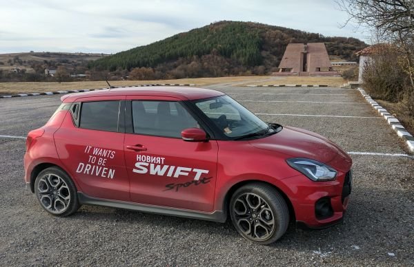 Хот-хечът на Suzuki не е от най-бързите в този сегмент, но по нашето скромно мнение е един от най-забавните за каране. А също и от най-достъпните: цената започва от 38 890 лева. Срещу тях получавате 1.4-литров турбомотор със 140 коня, които обаче са предостатъчни, защото тази фантастично пъргава количка тежи само 970 килограма. И спокойно вдига 210 км/ч.
