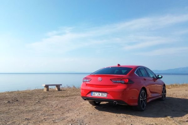 В гамата на Opel вече трайно се настаниха икономичните и съобразени с евростандартите двигатели на Peugeot. Но това невинаги е за сметка на бързината, както доказва новият 1.6 турбо за Insignia. Той дава 200 конски сили и 235 километра максимална скорост, и струва 51 475 лева. Ако ви се струват много, версията с 1.5 бензин и 165 коня е с пет хилядарки по-евтина, и пак прави 0-100 км/ч за приличните 8 секунди. 
