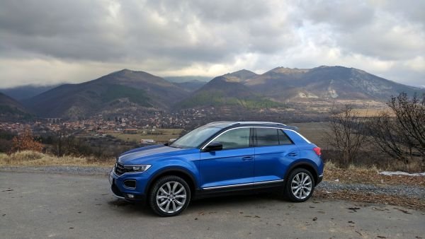 Съвременните компактни кросоувъри разчитат най-вече на дизайн и предлагат твърде скромни способности в замяна на солените си цени. Версията 2.0 TSI на T-Roc е сред малкото изключения - тук за 50 301 лева получавате 4х4, автоматик, двулитров турбомотор със 190 коня и 216 км/ч максимална скорост. 
