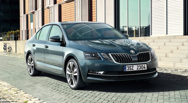 Същият двигател като при T-Roc, и същата система за задвижване на четирите колела, но по-обтекаемите форми на Octavia й позволяват да ускори от 0 до 100 км/ч с три десети по-бързо. Максималната скорост е 232 км/ч, а цената - 52 680 лева. 
