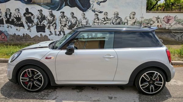 Със своите 192 конски сили максимална мощност, този Cooper S има с цели 122 повече от легендарния си праотец, който спечели Рали Монте Карло през 1964. Максималната скорост е 235 км/ч, а цената - 51 900 лева. 
