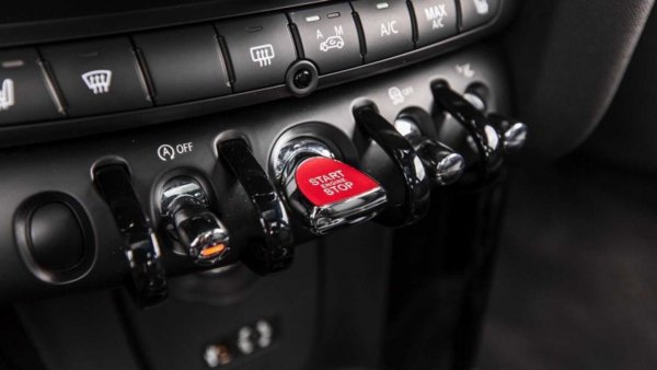 Всички модели на MINI имат любопитни и оригинални детайли. Разбира се, начинът за стартиране на двигателя също, тъй като при него се използва червен бутон, монтиран на централната конзола.