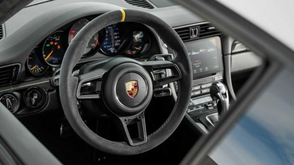 Когато влезете в салона, първото, което трябва да направите, е да погледнете от лявата страна на таблото и да намерите старт бутона. Това решение е взето от състезанията за издръжливост, когато пилотите трябва да се качат бързо в колата и да стартират двигателя, което им дава предимство пред съперниците.