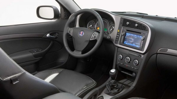 Шведската марка винаги се стреми към максимална безопасност и затова монтира блока за запалване между предните седалки, където не е опасно в случай на катастрофа. Това решение е по-малко натрапчиво от другите, но по-интелигентно.