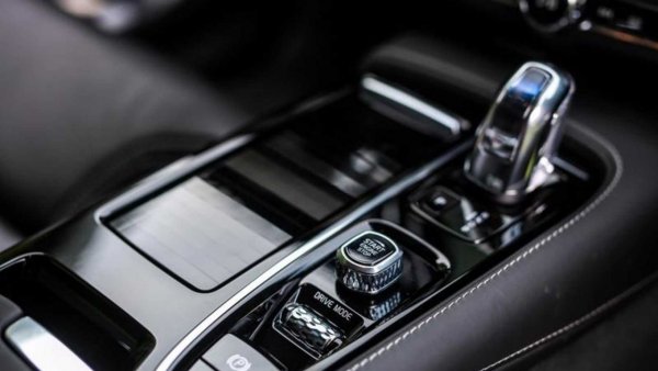 Системата за запалване, разработена от шведите, е една от най-добрите, тъй като се състои от въртящ се контролер, разположен в централната конзола. Веднага щом го хванете, използваните материали и безупречният му вид ви подсказват, че сте в луксозен автомобил.