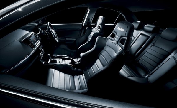 Спорно-луксозният пакет(Premium Edition) се предлага за моделите RS и GSR