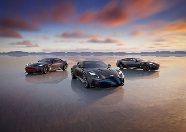 Aston Martin докара три специални DB12 S на Car Week, отбелязвайки състезателното наследство на Concours d'Elegance в Pebble Beach. Колите са създадени от дивизията Q на марката и са вдъхновени от трите състезателни автомобила Aston Martin DB2 от началото на 50-те години.