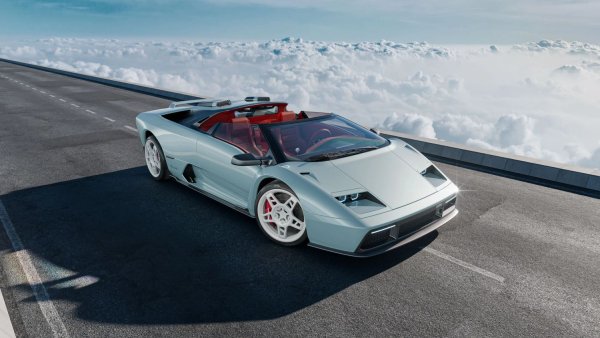 Excentrica представи новия рестомод V12 Roadster &ndash; отворена версия на преработеното първо поколение Lamborghini Diablo. Автомобилът съчетава отличителния дизайн на суперкола от 90-те години с над 3500 части, изработени специално за проекта.

Роудстърът е оборудван с модифициран атмосферен 5.7-литров V12 с 550 к.с. и 600 Нм въртящ момент. Двигателят е свързан с шестстепенна ръчна скоростна кутия, а максималната скорост достига 335 км/ч.
