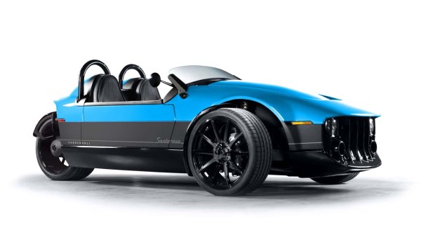Компанията Vanderhall представи електрическия триколесен автомобил Santarosa Launch Edition. Първата серия от него ще бъде ограничена до само 50 бройки, а началната цена ще бъде 54 950 долара. Santarosa е оборудван с батерия от 40 kWh, монтирана под каросерията, като пробегът с едно зареждане не се съобщава.
