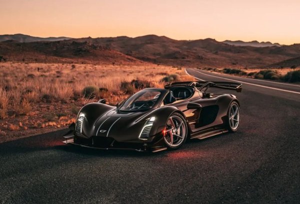 Американският производител използва Monterey Car Week, за да покаже 21C Spyder - версията на модела 21C с отворен покрив, която ще излезе в ограничен тираж от 30 бройки за цял свят. За сравнение, от варианта с хардтоп ще бъдат произведени 80 екземпляра, но за разлика от него откритата версия получава нещо наистина специално.

Това е BrakeNode - специална сплав, която позволява комбиниране на спирачния апарат, окачването и всички необходими хидравлични течности в една конструкция. Благодарение на това, теглото е значително намалено, но твърдостта е с 30 процента по-голяма.