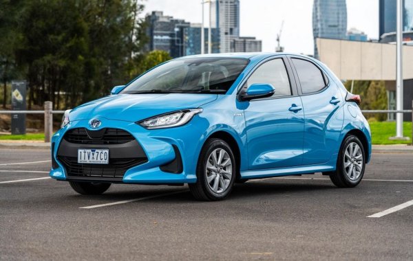 Суперминито на Toyota за кратко дори бе най-продаваният модел на Стария континент през 2021, но сега неумолимо губи позиции - отчасти и заради вътрешната конкуренция на повдигнатия Yaris Cross. Продажбите са спаднали с 24 процента спрямо същия период на миналата година. 

