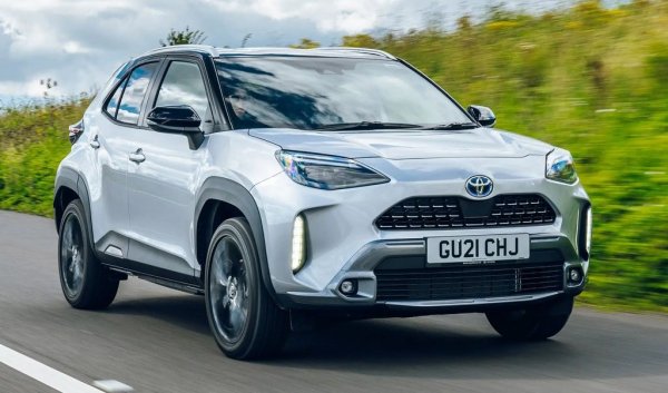 По-скъпа и с по-лошо пътно поведение от стандартния Yaris, но с по-висока позиция на седене - Yaris Cross е отлична илюстрация какво вълнува съвременния купувач на автомобили в Европа. Все пак и тук има спад спрямо 2023, макар и само от процент и половина. 
