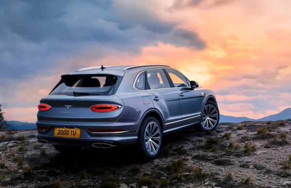 Свърхлуксозният SUV, който започва от 260 000 лева, всъщност е продал с 11 бройки повече през 2020, отколкото през 2019 - ясна подсказка къде са завършили пътя си поне част от милиардите евро, отпуснати за компенсиране на щетите от коронавируса. 
