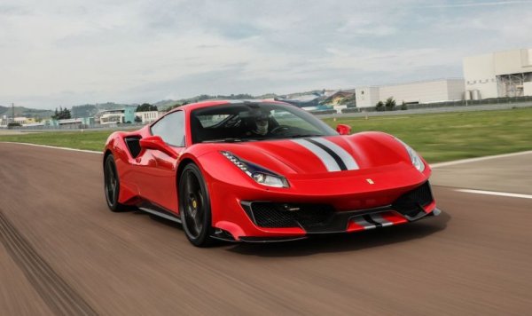 488 вече поостаря и даже му се налага да се конкурира на пазара със собствения си наследник. Стартовата цена от 600 000 лева също не е от ниските. Но въпреки това продажбите продължават да вървят добре. 710-те конски сили и 2.85-те секунди от 0 до 100 км/ч са част от обяснението.
