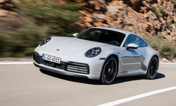 Въпреки скока на Taycan най-продаваният свръхлуксозен автомобил в Европа си остава именно 911. Вероятно защото е и един от най-достъпните в сегмента, със стартова цена 212 000 лева. Продажбите са малко под тези от 2019 (15 641 бройки). 
