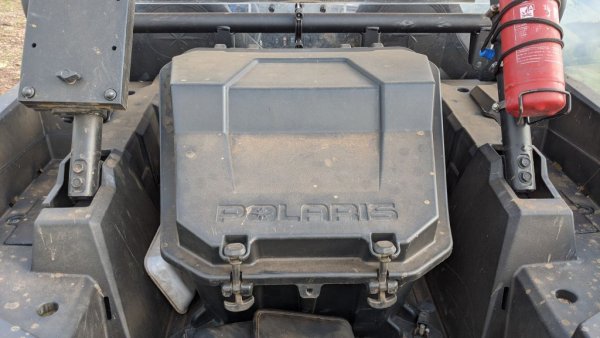 Има дори багажник, макар че е подходящ основно за каската и неща като портфейла и очилата ви