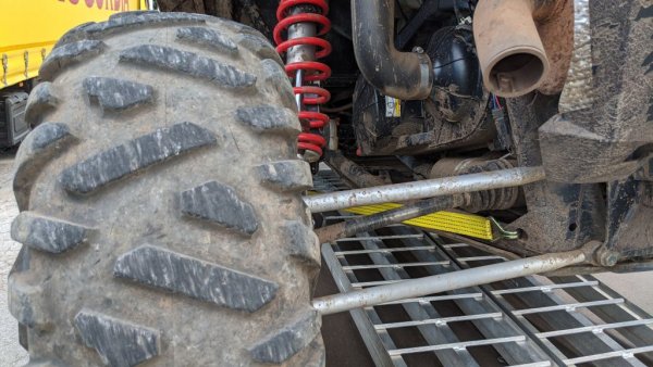 Не е проблем да хомологизирате RZR и да го карате легално по пътищата. Но по-комфортният начин е да го превозвате с пикап