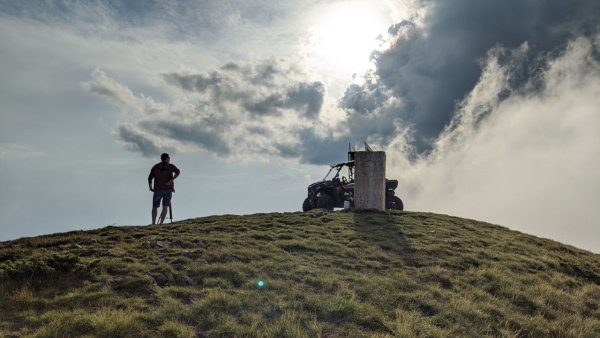 UTV, оператор и паметник на 2016 метра височина