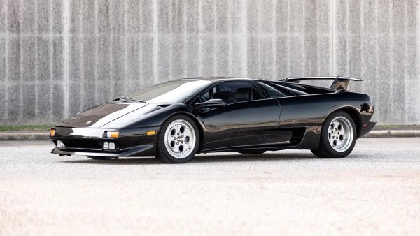 Максимална скоррост - 325 км/ч

Двигател - 5.7-литров V12

Мощност - 485 к.с.

Въртящ момент - 620 Нм

0-100 км/ч - 4.5 секунди