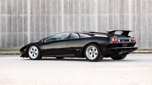 Светът дължи огромна благодарност на една италианска икона на име Енцо Ферари за малкото несъгласие с Феручо Ламборгини - бивш индустриалец и производител на трактори. Този спор доведе до създаването на красивия спортен автомобил Muira от Lamborghini, първият спортен автомобил в света със средно разположен двигател. А по-късно, през деветдесетте години, спорът достигна кулминацията си в Diablo, с максимална скорост от 325 км/ч. 