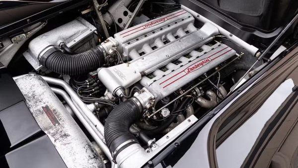 Diablo се задвижва от почитания 5.7-литров атмосферен V12 двигател на марката, осигуряващ 485 к.с. Мощността се предава на задните колела чрез петстепенна ръчна скоростна кутия. Първоначалните модели дори нямаха ABS спирачки, като оригиналният Diablo беше изцяло за аналогово шофиране с V12, който крещи зад ухото на водача. 