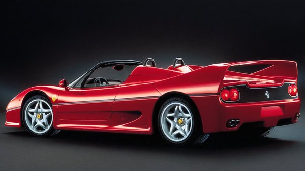 Ferrari F50 е представен през 1995. Задвижван от 4.7-литров атмосферен V12 двигател, който е разработка на 3.5-литровия двигател на Ferrari от Формула 1, F50 има 513 к.с., доставени при 8500 об/мин. F50 винаги е бил предназначен да предлага аналогово шофиране, без помощни средства за сцепление, със система за окачване, подобна на състезателна кола, и с тегло само 1320 кг.