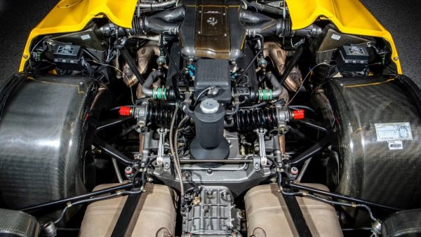 Ferrari F50 е възхитителен автомобил за шофиране, а част от тайната съставка е ръчната шестстепенна скоростна кутия, която допълнително подобрява аналоговото шофиране. С максимална скорост от 202 мили/ч, F50 се смята за едно от най-великите Ferrari, правени някога. Произведени са само 349 бройки, които са станали много търсени - един екземпляр наскоро беше продаден за 9,2 милиона долара.