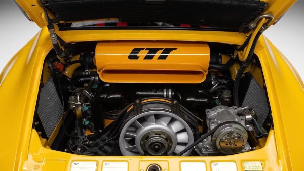 Един от фотографите на състезанието кръщава колата Yellowbird и името се запечата. Твърди се, че са произведени само 29 автомобила и те са станали много колекционерски. Очаквайте да платите близо 5 милиона долара за удоволствието да паркирате тази бърза класика в алеята си.