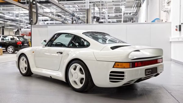 Историята на невероятния Porsche 959 е добре документирана. През осемдесетте години Porsche иска да се включи в лудостта на световния рали шампионат от Група B. Но най-високият рали-клас в света беше отменен, преди колата да успее да се представи на рали сцена. Феновете на Porsche вече се бяха наредили на опашка пред фабриката на Porsche Motorsport, готови да купят няколкото хомологационни специални екземпляра, предназначени за производство. В крайна сметка Porsche произведе 292 автомобила, за да задоволи търсенето. 