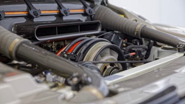 Още по-ексклузивна е версията 959 S, от която са произведени само 29 бройки. Тя има 508 к.с. (в сравнение с 444 к.с. на стандартния 959), допълвайки усъвършенстваната система за окачване на 959 и модерната система за задвижване на всички колела, която може да регулира задвижването между колелата и осите според пътните условия. Максималната скорост е 340 км/ч.