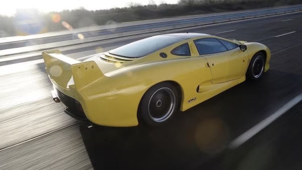Когато концепцията Jaguar XJ220 беше представена за първи път през 1988, тя се предлагаше с V12 двигател, задвижване на всички колела, задно управление и активна аеродинамика. Когато производственият автомобил XJ220 най-накрая влезе в продажба през 1992, той имаше 542 к.с., V6 двигател с два турбокомпресора, задно задвижване и  загуби активната аеродинамика. Феновете на Jaguar бяха разочаовани, но скоро след това колата разви 340 км/ч, която а направи най-бързият автомобил в света по това време.