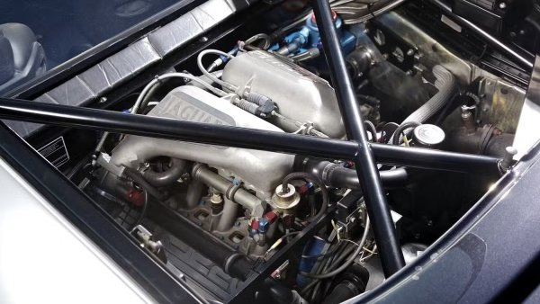 XJ220 има петстепенна ръчна скоростна кутия, задвижваща само задните колела, а единственият контрол на сцеплението е десният крак на водача. Може да не е най-красивата кола, правена някога, но е бърза. По-малко от 300 автомобила са произведени до 1994, когато производството е приключило.