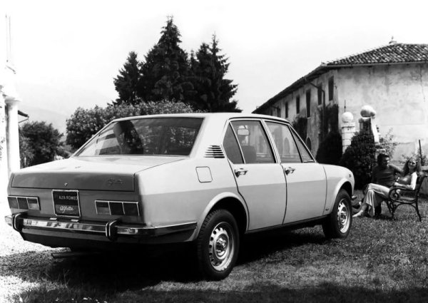 Моделът дебютира първо като седан (или по-точно berlina, както го наричат италианците). За разлика от повечето дотогавашни модели на Alfa, дизайнът не е възложен на някое от прочутите италиански ателиета, а е дело на собствения център по дизайн на компанията - Centro Stile Alfa Romeo. Премиерата е на модела с 1.8-литров двигател с четири цилиндъра и 122 конски сили. През 1975 на автосалона в Брюксел е показана и базовата версия с 1.6-литров мотор и 108 конски сили. 
