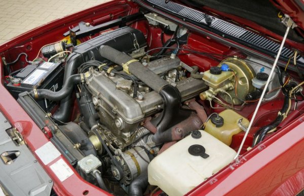 Легендарният статут на Alfetta се дължи преди всичко на отличния й баланс и механика. Идеалното разпределение на тежестта и софистицираното окачване дават като резултат пътно поведение, което и най-добрите германски конкуренти от онази ера не могат да предложат. Италианците рекламират автомобила като най-бързия седан в света. Малко смело твърдение, защото на практика не са правени реални сравнения с конкуренти. Но никой никога не е отричал фантастичната динамика на Alfetta. 
