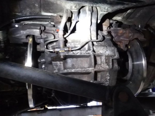 Спирачките също са доста авангардни за времето си - дискови и отпред, и отзад. Освен това задните са монтирани не върху главината, а върху шасито на автомобила, за да се намали и балансира по-добре подресорната маса. Това допълнително подобрява маневреността и сцеплението. 
