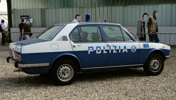 През 1976 е представена и върховата версия на модела - Alfetta 2000, с двулитров бензинов мотор с два вала, развиващ първоначално 122, а после и 130 конски сили. С този двигател Alfetta е най-бързият седан на пазара, и неслучайно е избрана за основен магистрален патрул от италианската полиция. 
