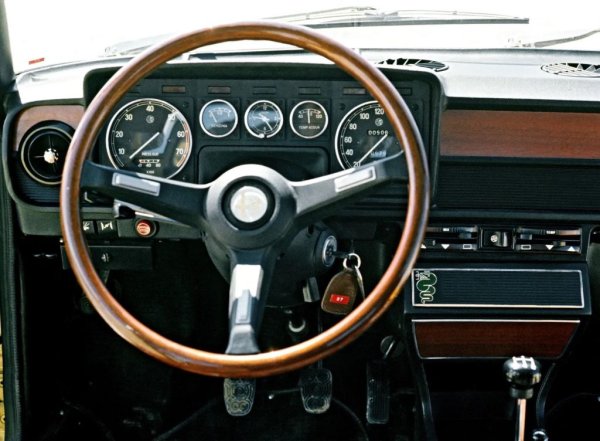 Интериорът следва традициите на Alfa от онова време, с дървени декорации по таблото и прецизни, елегантни кръгли прибори - скоростомер, оборотомер, индикатор за горивото, температурата на водата и налягането на маслото. Воланът може да се регулира напред-назад - новост за онези години. Салонът е просторен, с много място отпред. 
