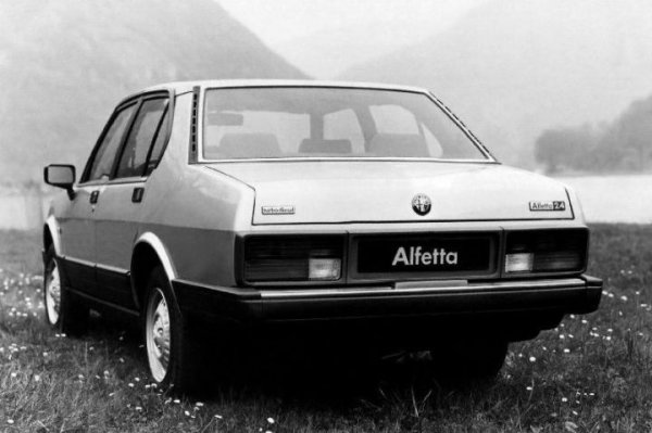 През 1979 в гамата е добавен и двулитров турбодизел - за пръв път в историята на Alfa. Двигателят е разработен от VM Motori, работилницата на Ванчини и Мартели, която днес е част от Stellantis. Дизеловата версия развива 82 коня, но не се харесва на критиката, най-вече защото теглото на предницата се е повишило със 100 килограма, а колата все така няма усилване на кормилната уредба. Дизеловата Alfetta е продавана основно във Франция и Италия, където правителствата субсидират този тип двигатели като по-екологични (правителствата винаги знаят какво правят!). 
