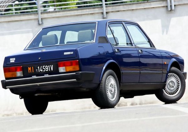 През 1981 Alfa в партньорство с Университета на Генуа разработва експериментална версия с електронен контрол на впръскването и деактивация на цилиндри, наречена Alfetta CEM. Първите десет тестови бройки са предоставени на таксиметрови шофьори в Милано, за да се изпробват в реални условия. Оказва се, че електронният контрол намалява разхода на гориво с почти 25% в сравнение с обикновения двулитров мотор с карбуратор. След края на изпитанията е произведена ограничена серия от 100 автомобила, продадени на специално подбрани клиенти. След това обаче проектът е изоставен - системата струва твърде скъпо и намалява печалбата. 
