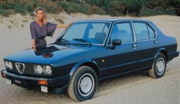 През 1981 е представен фейслифтът на модела, означен като Alfetta 82. Година по-късно е представен и върховият модел - Alfetta Quadrifoglio Oro, при който двулитровият мотор вече е с механична инжекция SPICA. Колата има бордови компютър и електрическо настройване на седалките. Днес запазена бройка от Quadrifoglio Oro вече струва към 20 000 евро. 
