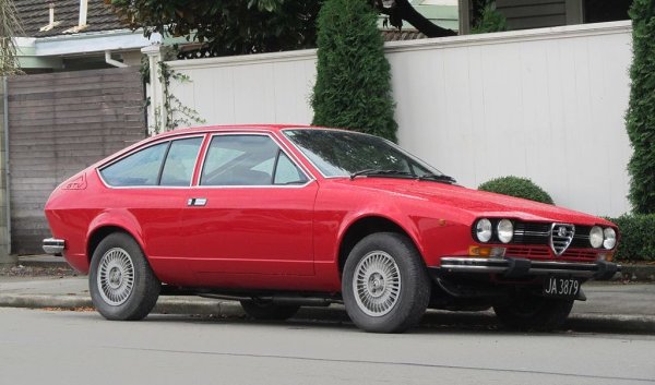 Отличната механика на седана Alfetta става основа и за появата на купе модел - Alfetta GT. Тук вече дизайнът е дело на самия Джорджето Джуджаро. Автомобилът е представен през 1974, а през 1976 получава двулитров мотор и става Alfetta GTV, 
